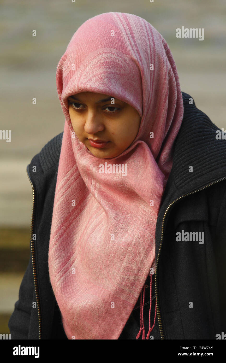 Nadiya Akhtar, 25, aus Basingstoke kommt am Krongericht von Winchester an, wo sie zusammen mit Nazira Akhtar und Kayum Mohammed-Abdul wegen der Entführung und ABH ihrer Schwester Shamima Akhtar vor Gericht steht. Stockfoto