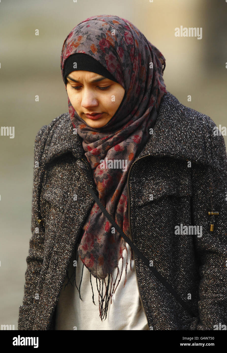 Nazira Akhtar, 29, aus Basingstoke kommt am Krongericht von Winchester an, wo sie zusammen mit Nadiya Akhtar und Kayum Mohammed-Abdul wegen der Entführung und ABH ihrer Schwester Shamima Akhtar vor Gericht steht. Stockfoto