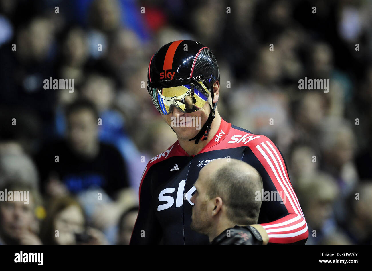 Sir Chris Hoy mit seinem Sprint-Trainer Jan van Eijden auf der Strecke während der Cycling Revolution Track Series im Manchester Velodrome, Manchester. Stockfoto