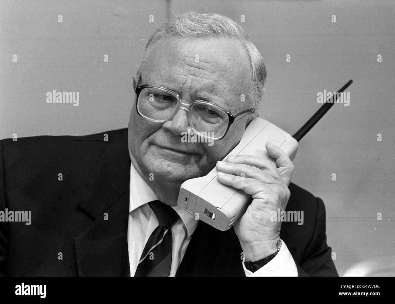 Sir Harry Secombe mit Handy: 1990 Stockfoto