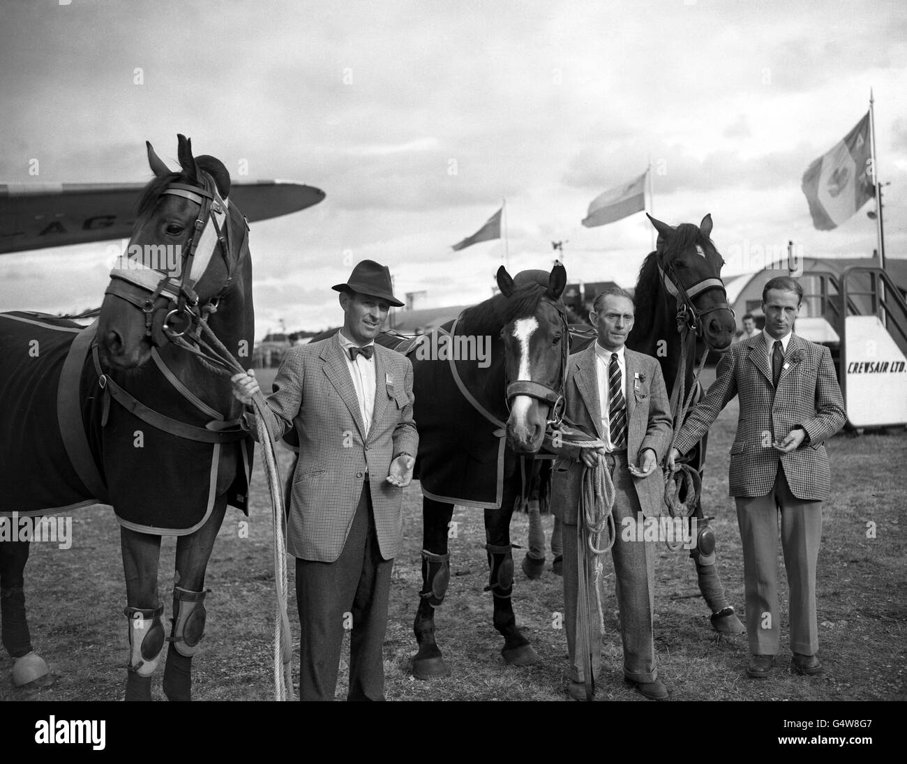 Die einzigen Gewinner der Olympischen Goldmedaille in Großbritannien kommen von Helsinki aus am Blackbushe Airport in Surrey an. Es waren die drei Reiter und ihre Pferde, die in der Teamsektion des Prix des Nations zum Erfolg gesprungen sind. Von links nach rechts - Foxhunter und sein Reiter Colonel Harry Llewellyn; Nizefella und sein Reiter Wilf White; und Aherlow, mit seinem Reiter LT Colonel Douglas (Dougie) Stewart, bei ihrer Ankunft. Stockfoto