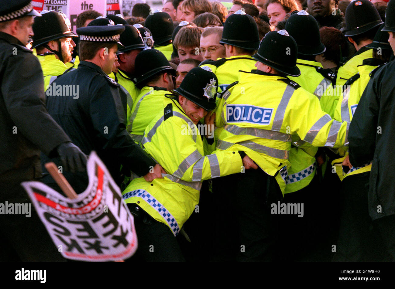 Schüler-Protest/Polizei-Barriere Stockfoto