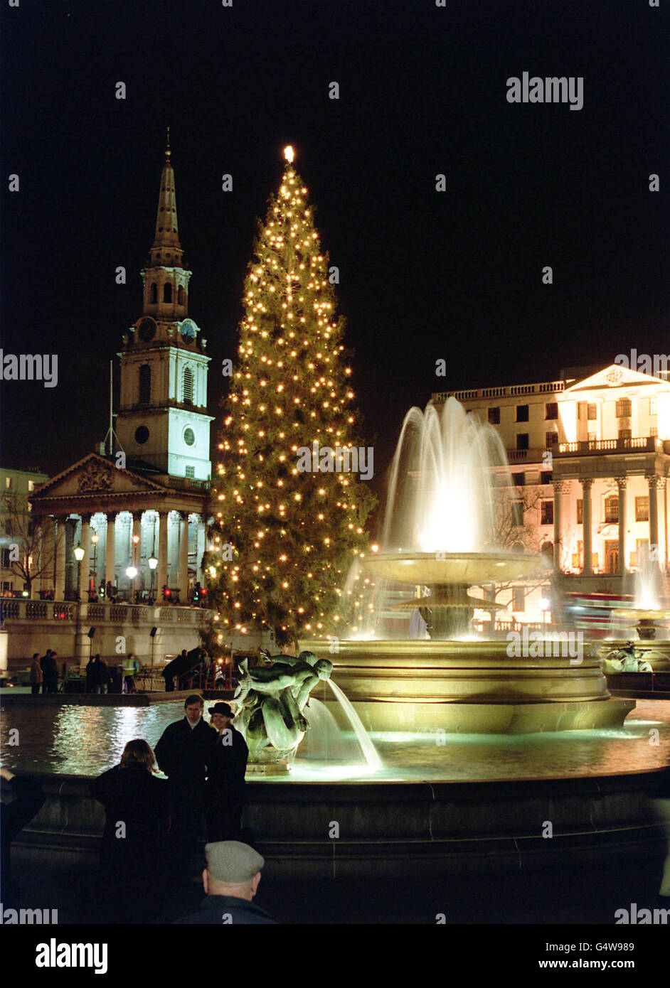 Das Einschalten der Lichter des Baumes am Trafalgar Square. Seit 1947 haben die Bürger von Oslo den Menschen in London einen großen Weihnachtsbaum geschenkt, als Zeichen der Freude für die Unterstützung, die sie während des Zweiten Weltkriegs erhalten haben * die Norwegische Fichte, dekoriert mit 500 weißen Lichtern, die jede Nacht vom 2. Dezember bis Mitternacht in der zwölften Nacht (6. Januar) beleuchtet werden. Stockfoto