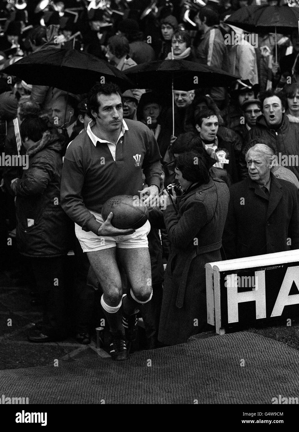 Der walisische Nationalspieler Gareth Edwards läuft auf einem regengetränkten Spielfeld in Twickenham, um ein halbes Jahrhundert an Auftritten für sein Land gegen England zu erspielen. Stockfoto