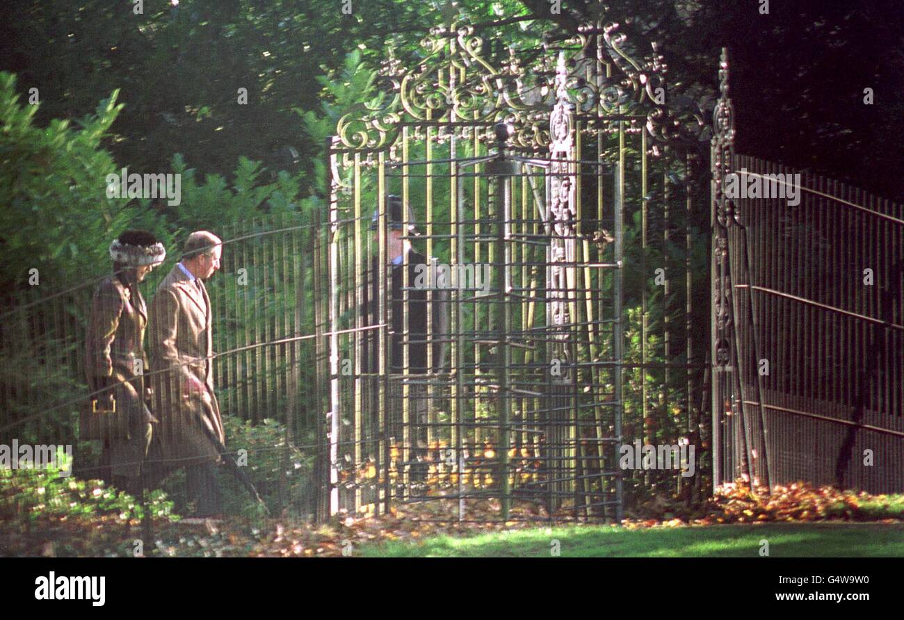 Prinz Charles begleitet einen Gast (NAME unbekannt) in die Kirche auf dem Anwesen von Sandringham heute Morgen (Sonntag). Jason Bye zu fotografieren.    5.12.999 Stockfoto