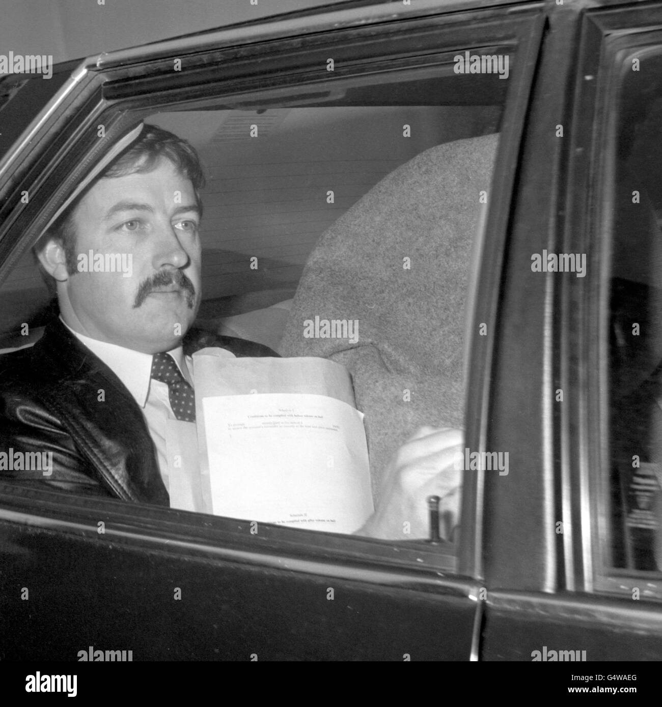 Michael Telling, 33, Ehemann der 27-jährigen Monika Zumsteg Telling wird vom Wonsford Magistrates Court, Exeter, Devon vertrieben (bedeckt mit einer Decke), als er des Mordes an seiner Frau angeklagt zu sein schien. Stockfoto Michael Telling, 33, Ehemann der 27-jährigen Monika Zumsteg Telling wird vom Wonsford Magistrates Court, Exeter, Devon vertrieben (bedeckt mit einer Decke), als er des Mordes an seiner Frau angeklagt zu sein schien. Stockfoto