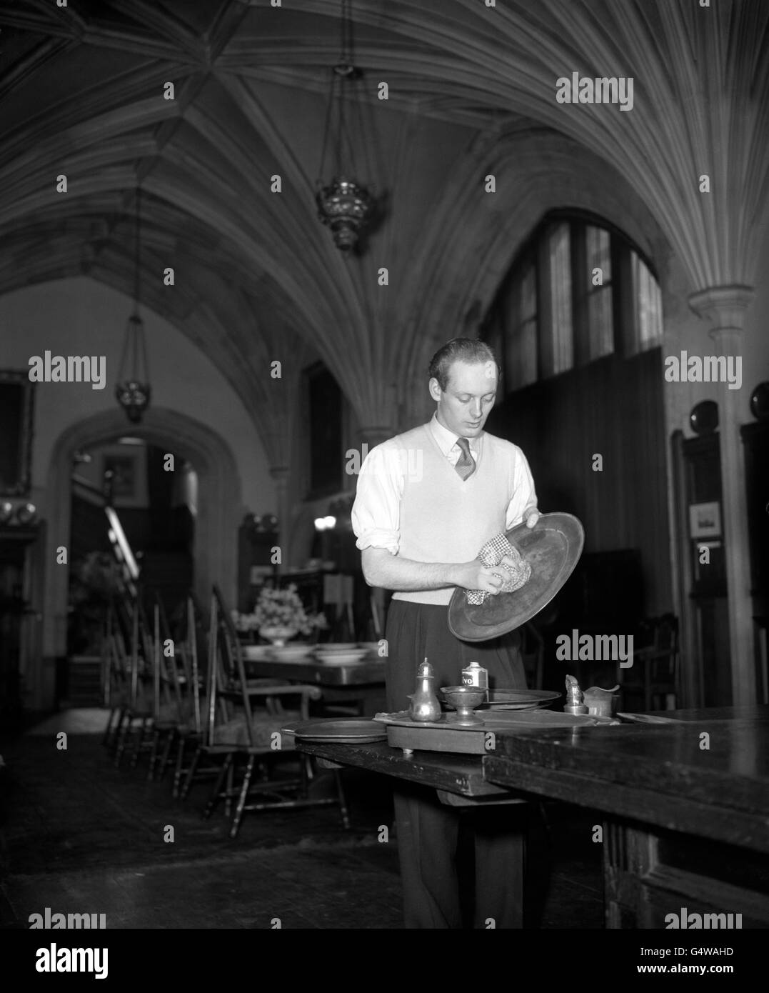 Lord Montagu von Beaulieu, 25 Jahre alt, poliert seine Zinn im Palace House, seinem Stammhaus in Hampshire, in Vorbereitung auf die Besucher, die er erwartet, wenn das Haus für die Öffentlichkeit geöffnet wird. Am 15. Oktober 1953 wurde von den Richtern von Lymington ein Haftbefehl für die Verhaftung von Lord Montagu wegen "Verschwörung zur Anstiftung bestimmter männlicher Personen zu schweren Vergehen mit männlichen Personen" erteilt. Stockfoto