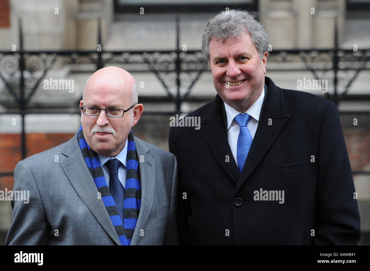 Nigel Pickover, Herausgeber des Ipswich Evening Star und Peter Charlton, Herausgeber der Yorkshire Post, kommen an, um die Leveson-Untersuchung in London zu belegen. Stockfoto