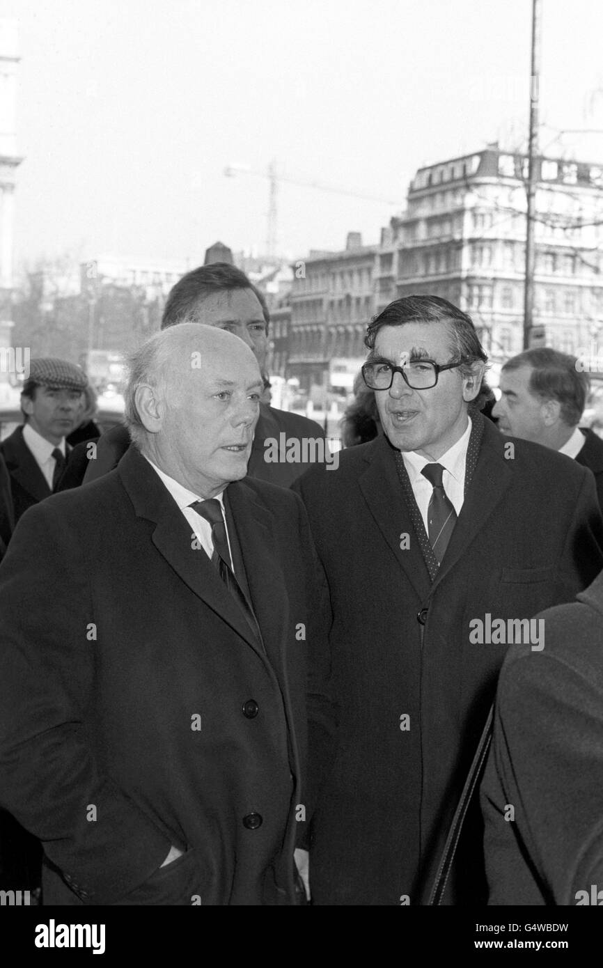 Lord Montagu von Beaulieu mit Patrick Jenkin, MP, bei der Ankunft in der St. Margaret's Church, Westminster, für den Gedenkgottesdienst an Martin Stevens, MP. Stockfoto