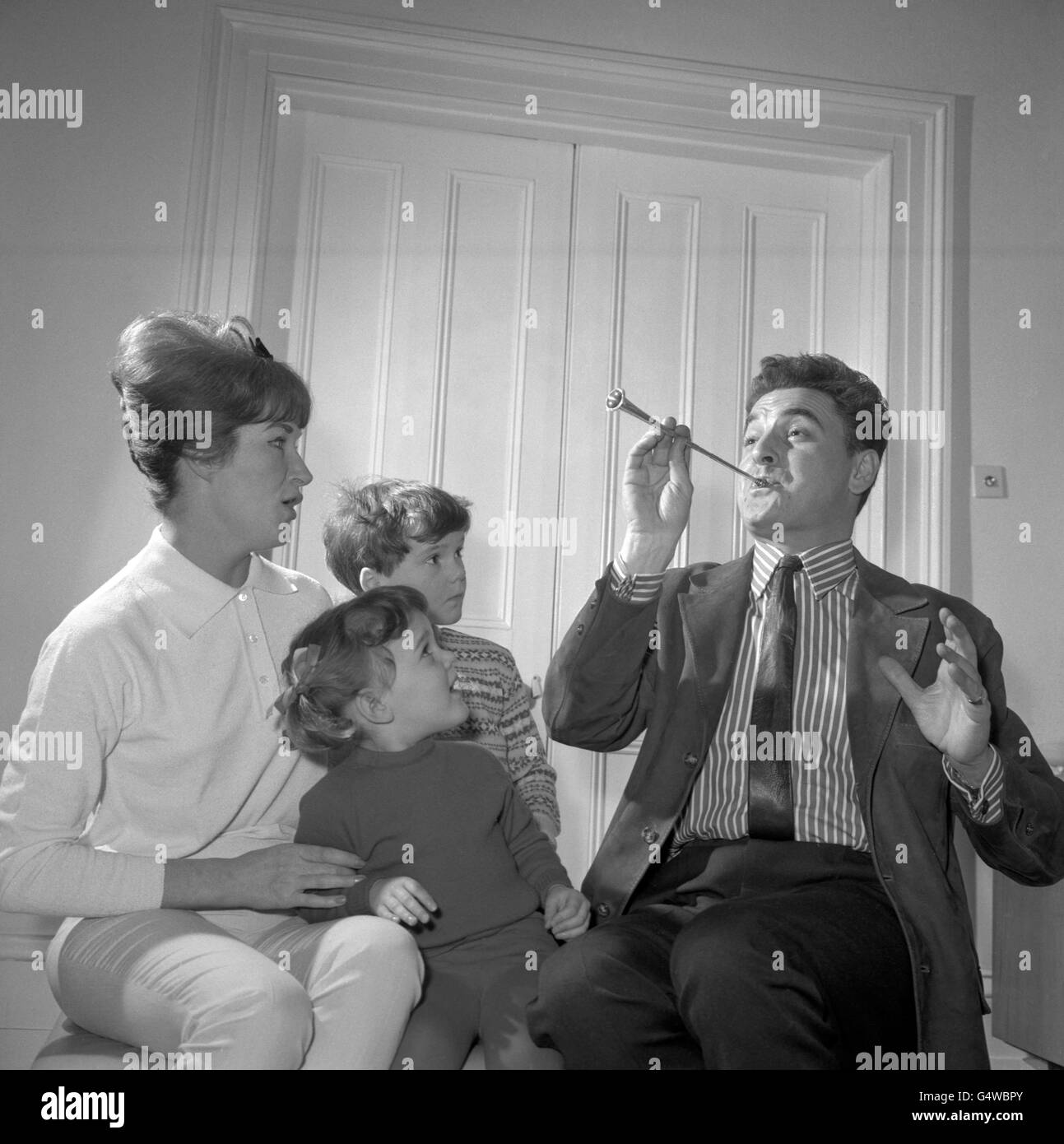 Unterhaltung - Bob Monkhouse und Familie - London Stockfoto