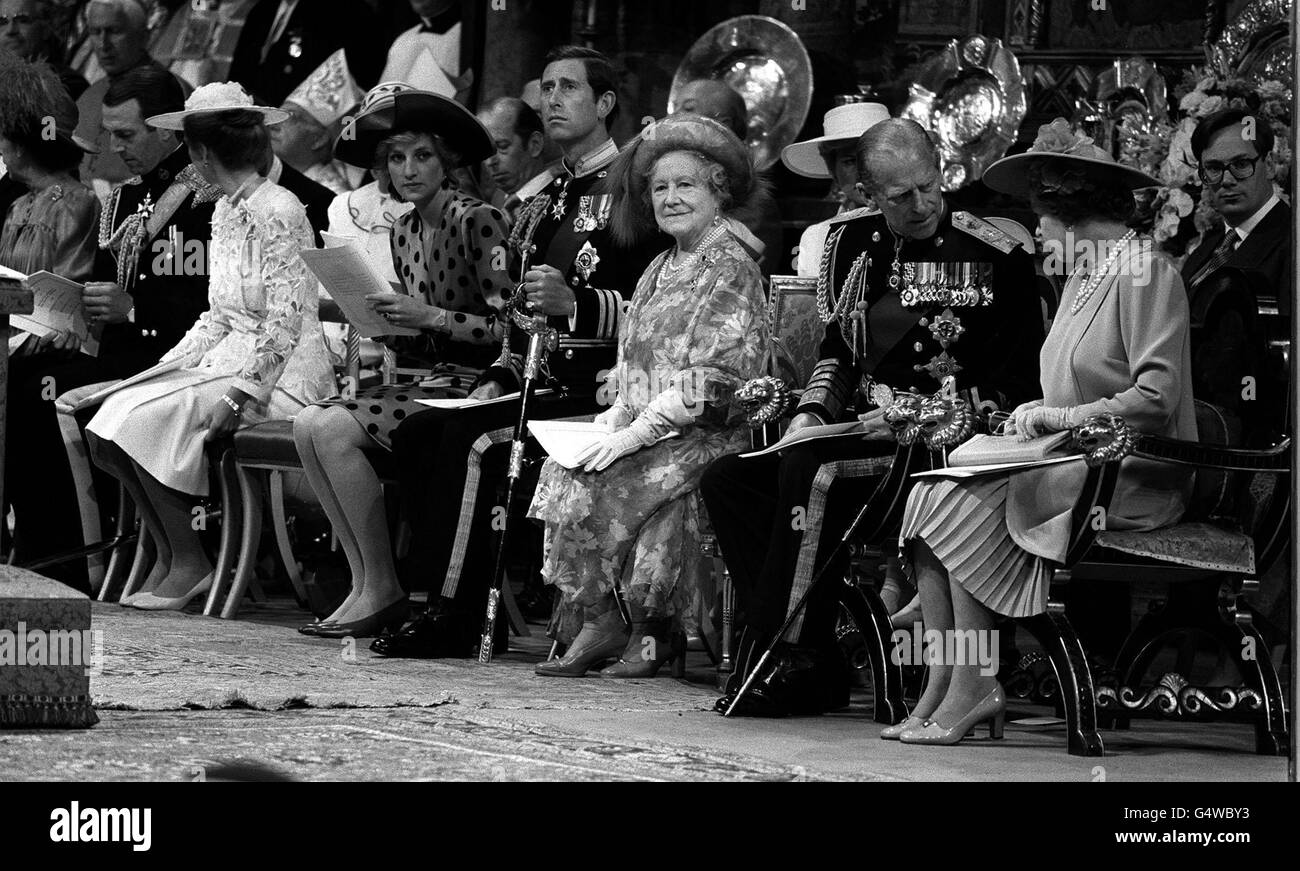 (L-R) Kapitän Mark Phillips, Prinzessin Anne, der Prinz und die Prinzessin von Wales, die Königin Mutter, der Herzog von Edinburgh und die Königin warten auf die Ankunft der Braut und Bräutigam bei der Hochzeit von Prinz Andrew und Sarah Ferguson in Westminster Abbey. Stockfoto