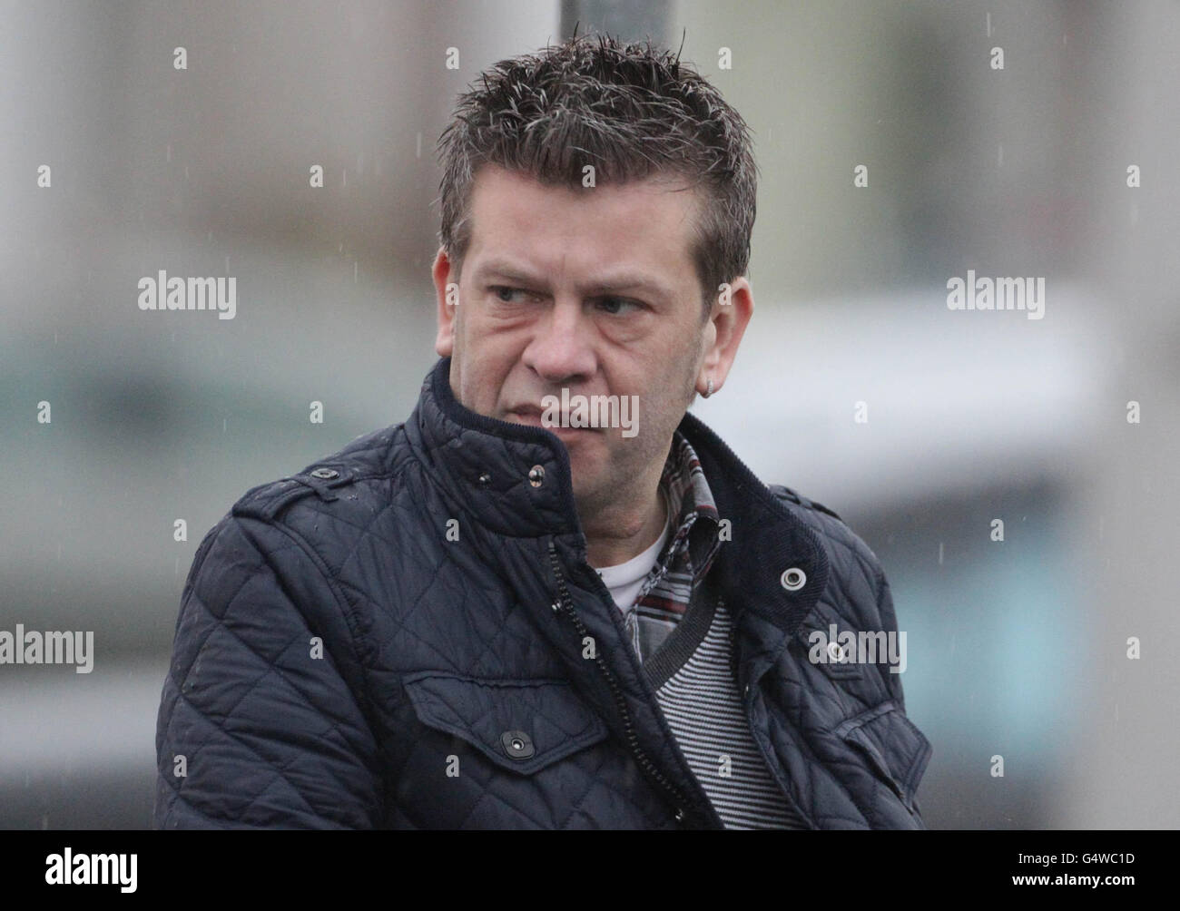 Brian Shivers, 46, aus Sperrin Mews, Co Londonderry, kommt am Gericht von Antrim an, wo er des Mordes an den Abgesandten Mark Quinsey und Patrick Azimkar beschuldigt wird. Stockfoto