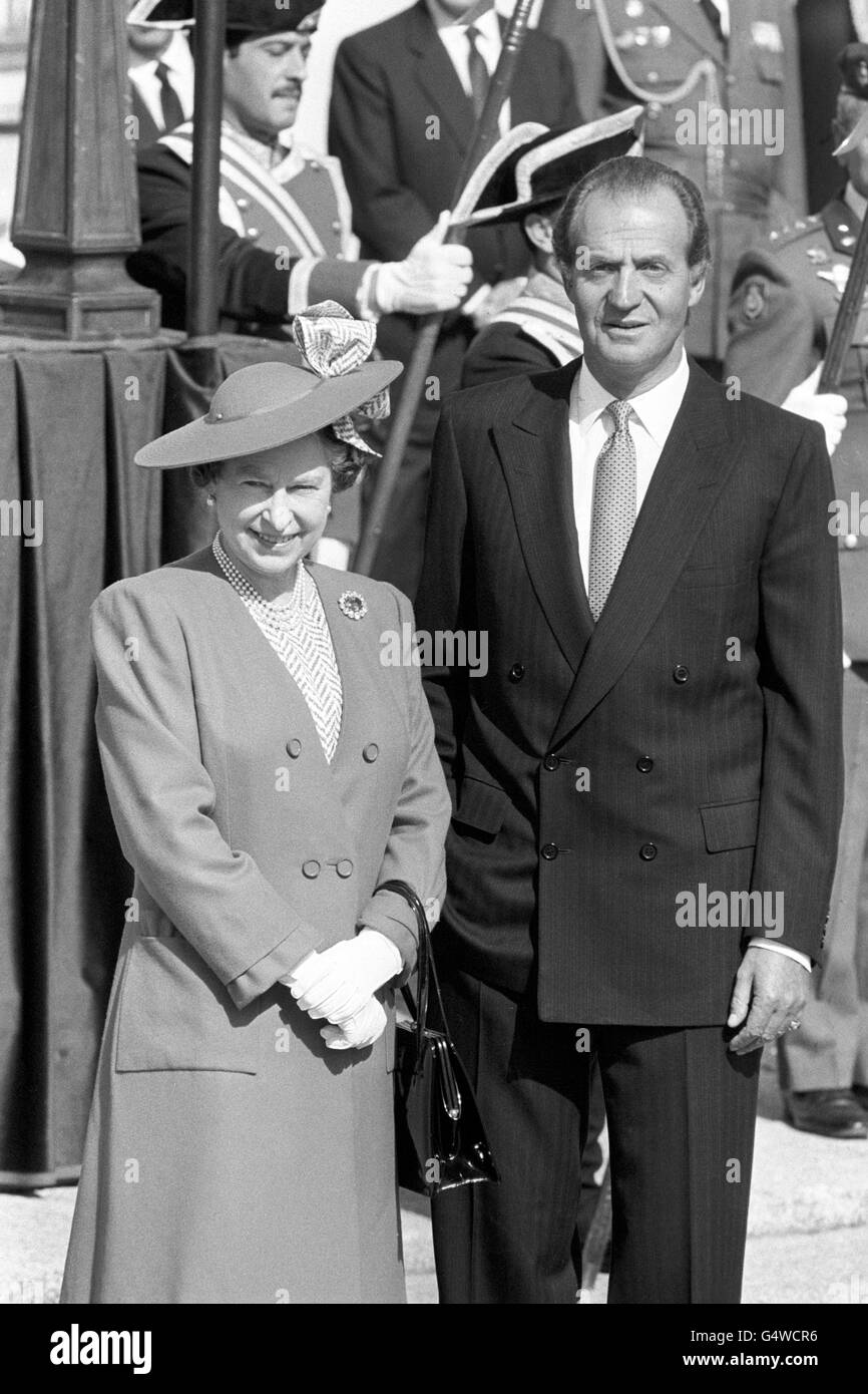 Königin Elisabeth II. Und König Juan Carlos von Spanien am ersten Tag des Staatsbesuchs in Spanien im historischen El Prado-Palast in den Hügeln vor Madrid, nachdem sie die Ehrengarde inspiziert hatten. Stockfoto