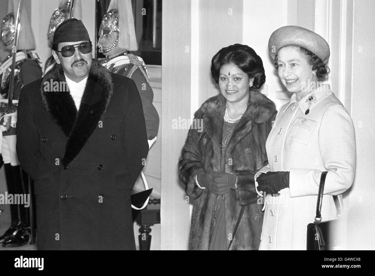 Königin Elizabeth II., rechts, begrüßt den König Birendra von Nepal und die Königin Aishwarya von Nepal bei ihrer Ankunft am Buckingham Palace, zu Beginn ihres dreitägigen Staatsbesuchs in Großbritannien. Stockfoto