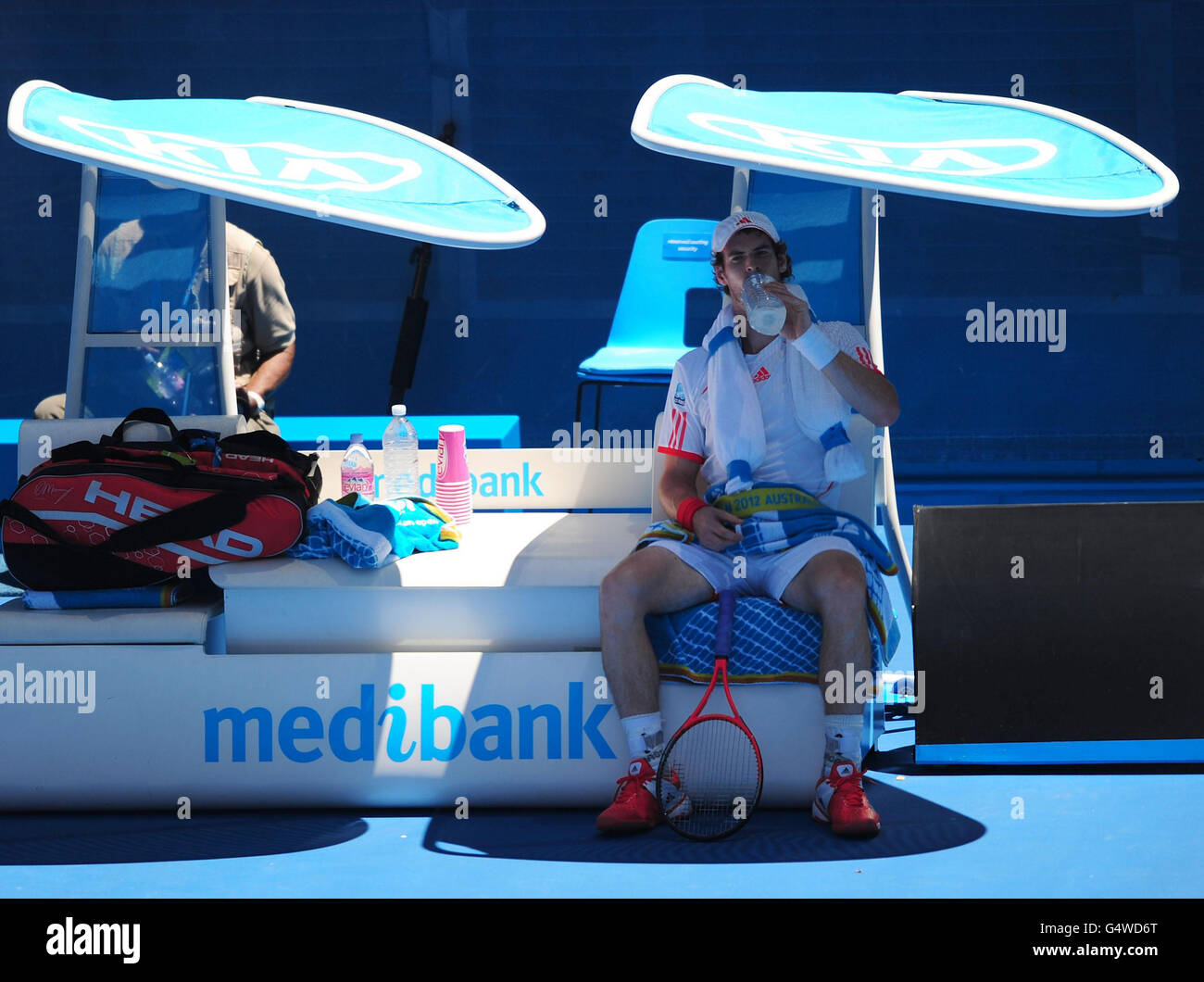 Der britische Andy Murray hat während der Pause am 8. Tag der Australian Open 2012 im Melbourne Park in Melbourne, Australien, einen Drink. Stockfoto