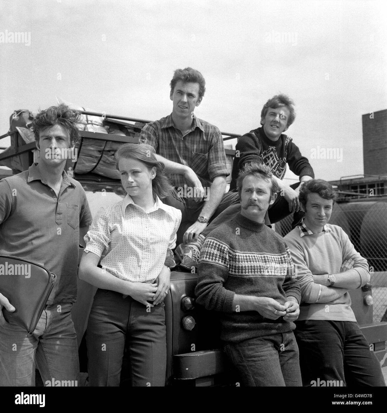 Das Team der Royal Scots Grays, die auf einer Expedition ins berüchtigte Headless Valley im Norden Kanadas ausfliegen werden, ist in Lyneham abgebildet. (l-r) Kapitän Sir Ranulph Twisleton-Wykeham-Fiennes, 27, der Anführer, seine Frau Virginia, 23, Ein Mitglied der Support-Partei. Korporal Stanley Cribbet, 27, aus Princetown Devon, Infront Corporal John Wallace (24) und Trooper Jack McConnell, 22, beide aus Edinburgh. Stockfoto