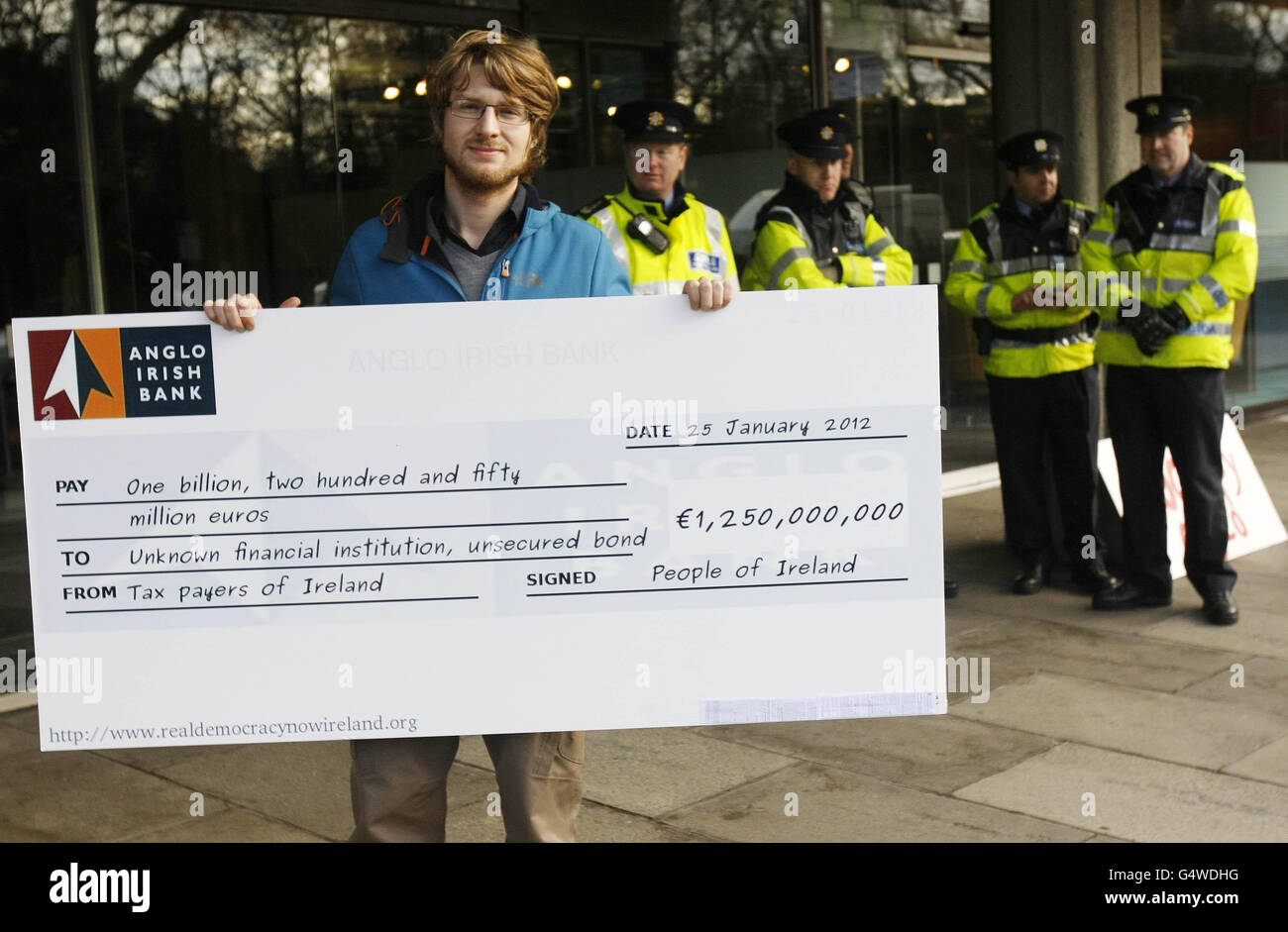 Rob Dunlop vom Lager #Occupydamestreet protestiert vor der Irish Banking Resolution Company (ehemals Anglo Irish Bank) gegen die am Mittwoch zu zahlende Rettungsaktion für Anglo-Anleiheinhaber in Höhe von 1.25 Millionen Euro. Stockfoto