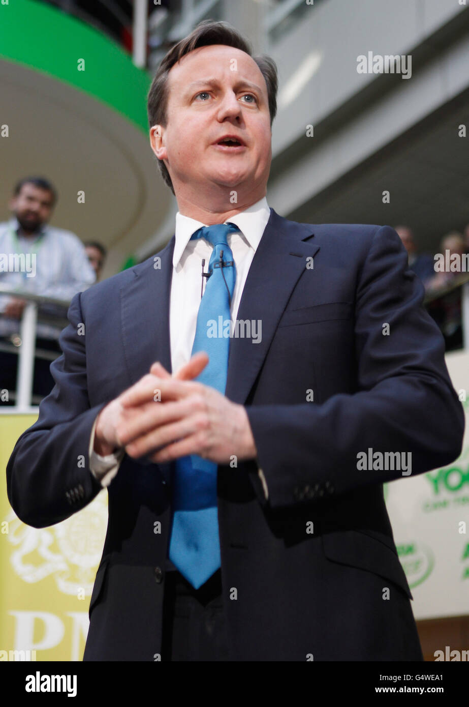 Premierminister David Cameron nimmt an der "PM Direct"-Frage-und-Antwort-Sitzung mit Arbeitern in der Zentrale des Supermarktgiganten Asda in Leeds Teil. Stockfoto