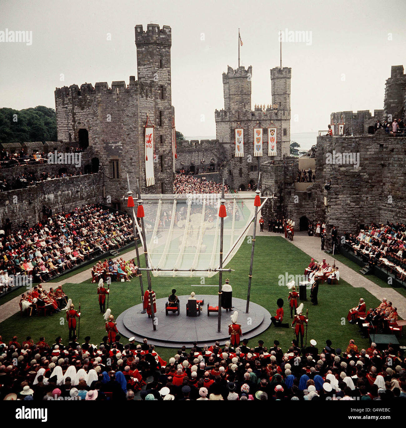 Die Investitur im Caernarvon Castle of the Prince of Wales von seiner Mutter, der britischen Königin Elizabeth II., 1. Juli 1969. Stockfoto
