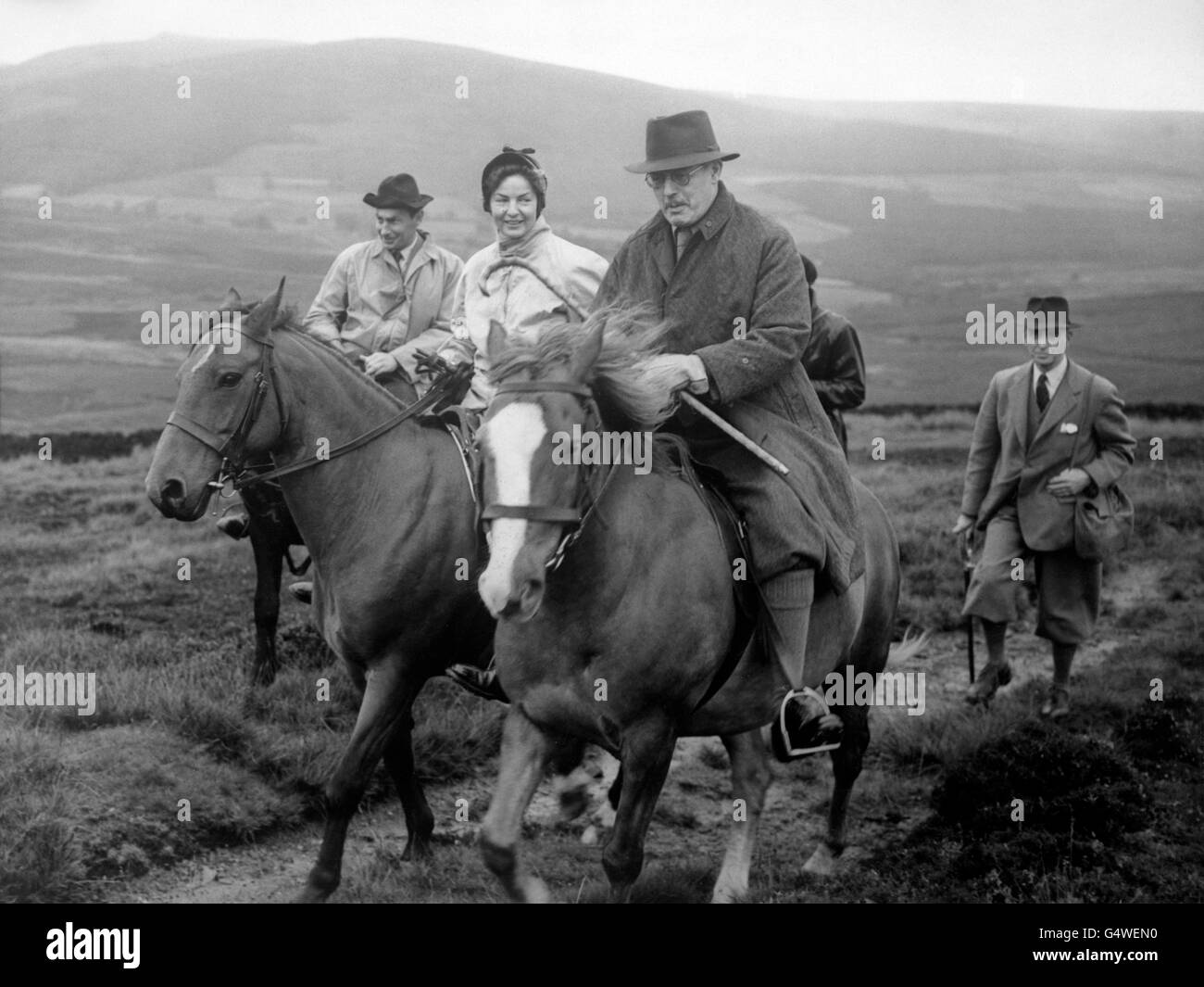 Zu Pferd, mit einer Party, die zum ersten Fahrer über Broad Park Top Moors geht, sind Kanzler des Exchecr Harold Macmillan und die Herzogin von Devonshire. Stockfoto