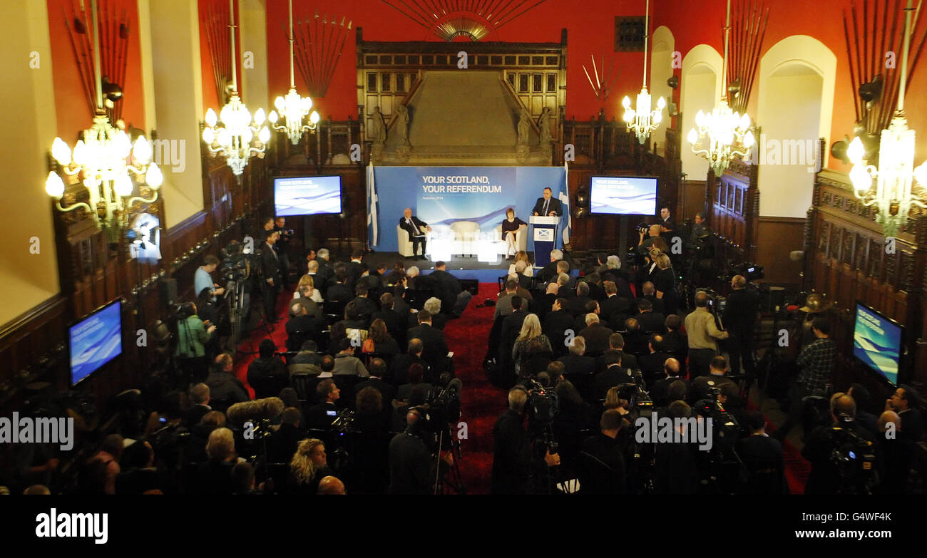 Schottlands erster Minister Alex Salmond (rechts) bei einer Pressekonferenz im Edinburgh Castle nach seiner Erklärung vor dem schottischen Parlament, in der er die Volksentscheidungskonsultation skizziert hatte. Stockfoto