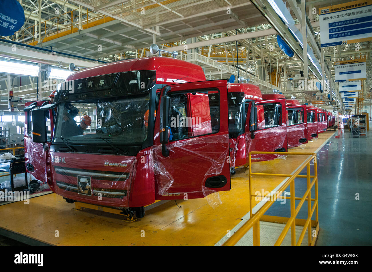 Eine Reihe von Taxis, die in der Versammlung vor der Montage auf LKW der XCMG-Fabrik in Xuzhou. Stockfoto