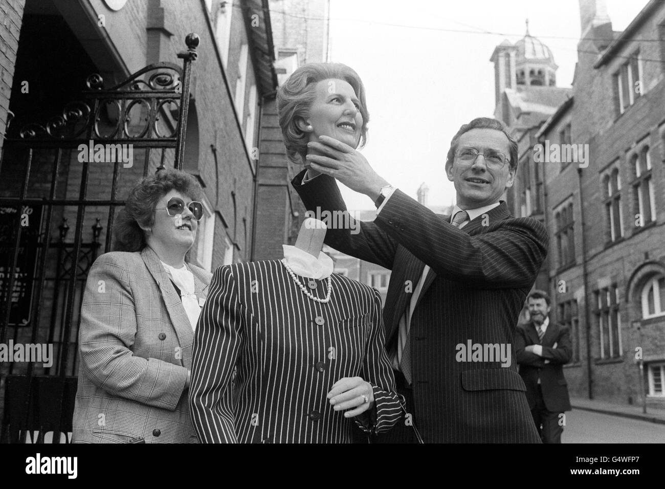 Der konservative Beschäftigungsminister Norman Fowler hebt den Kopf von einem Margaret Thatcher-Dummy während eines Besuchs im Friargate Museum in York, wo er mit den Jugendlichen zusammentraf. Stockfoto