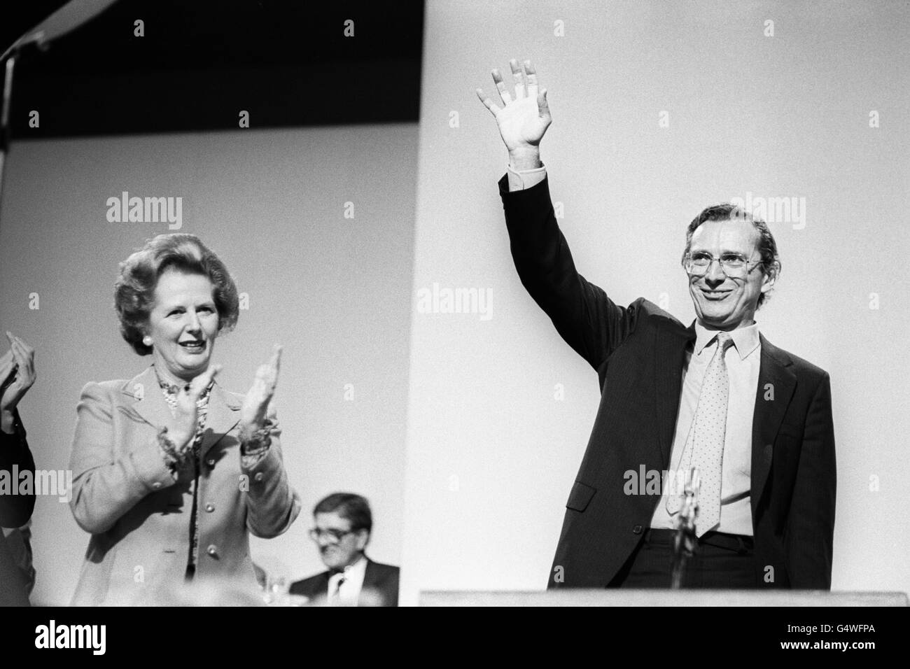 Premierministerin Margaret Thatcher begrüßt den Sozialsekretär Norman Fowler Nach seiner mitreißenden Rede während der Debatte über Gesundheit bei Die konservative Konferenz in Bournemouth Stockfoto