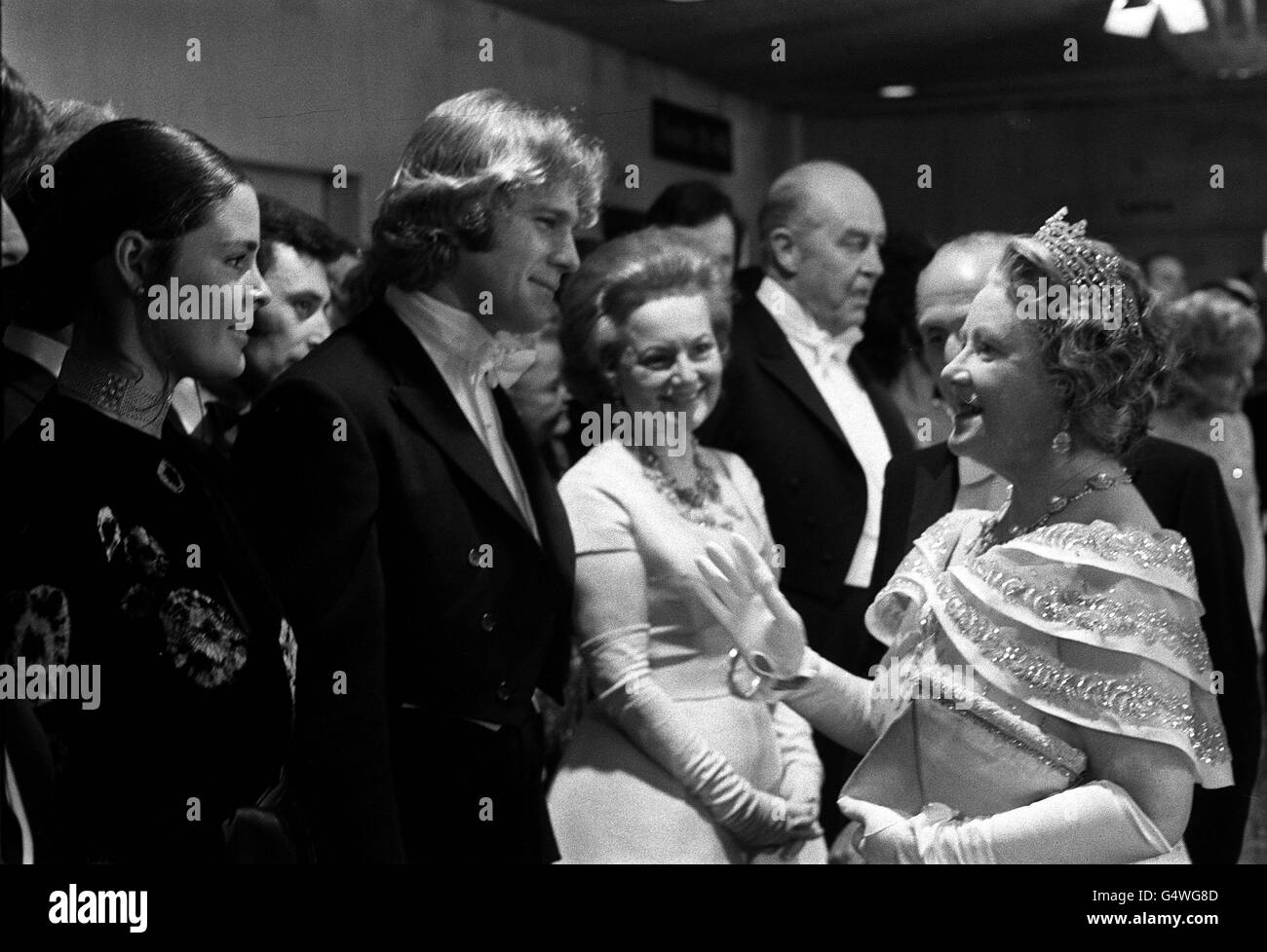 The Queen Mother im Gespräch mit Ali MacGraw und Ryan O'Neal, als sie ihr bei der Royal Film Performance im Odeon Theatre, Leicester Square, London, vorgestellt wurden. Sie spielen in „Love Story“, dem Film, der gezeigt wurde. Stockfoto