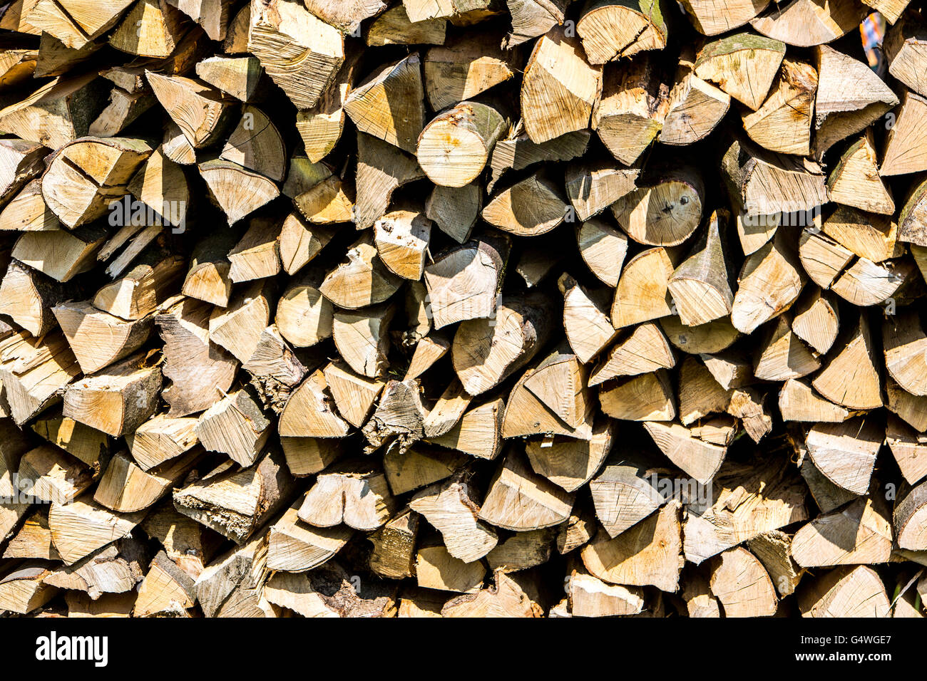 Gestapeltes Brennholz, Protokolle für das Brennen im Ofen oder Kamin, Stockfoto