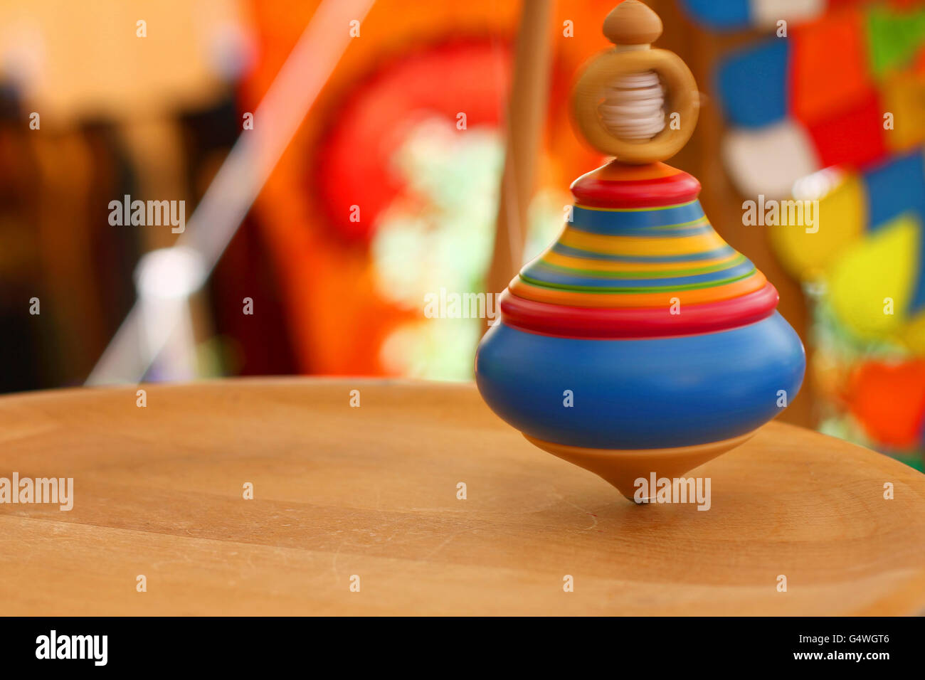 Kreisel. Ein Holz-Kreisel in Aktion auf einem Holztisch handgefertigt. Stockfoto