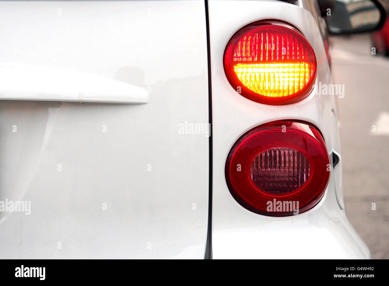 Auto. Blinkende Blinker zeigt die richtige Richtung. Stockfoto