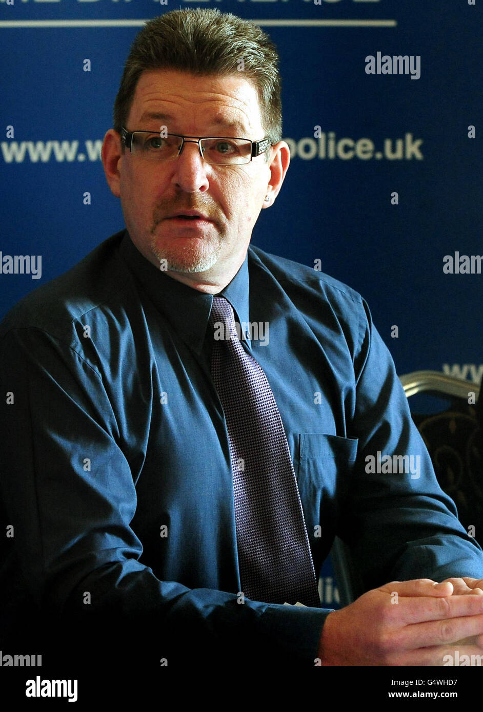 David Yates, der Sohn des Mordopfers Betty Yates, 77, der am 4. Januar auf ihrem abgelegenen Grundstück in der Nähe von Bewdley, Worcestershire, gefunden wurde, spricht mit den Medien im Polizeihauptquartier von West Mercia, Hindlip Hall, Worcestershire, als er heute um Hilfe appellierte, um ihren Mörder vor Gericht zu stellen. Stockfoto