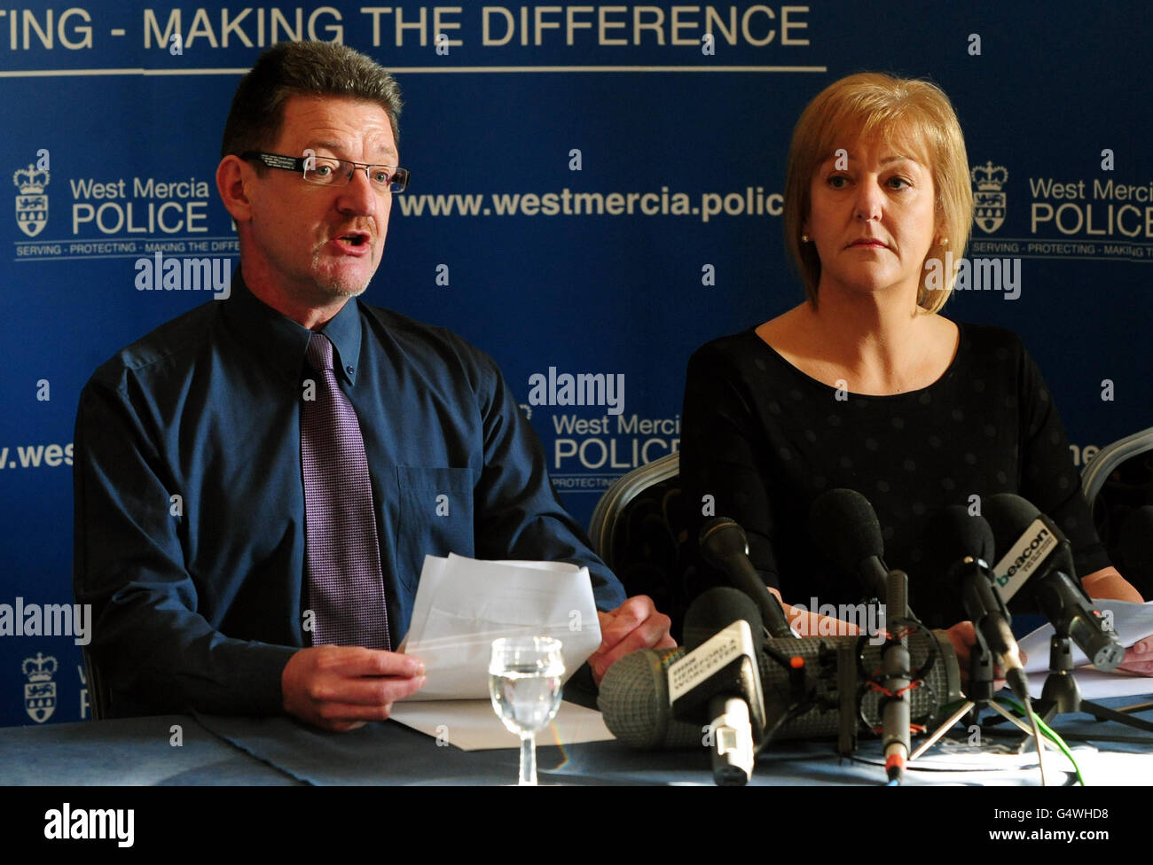 David Yates und Hazel Costello, Sohn und Tochter des Mordtochter, Betty Yates, 77, Die am 4. Januar auf ihrem abgelegenen Grundstück in der Nähe von Bewdley, Worcestershire, gefunden wurde, sprach mit den Medien im Polizeihauptquartier von West Mercia, Hindlip Hall, Worcestershire, als sie heute um Hilfe appellierten, um ihren Mörder vor Gericht zu bringen. Stockfoto