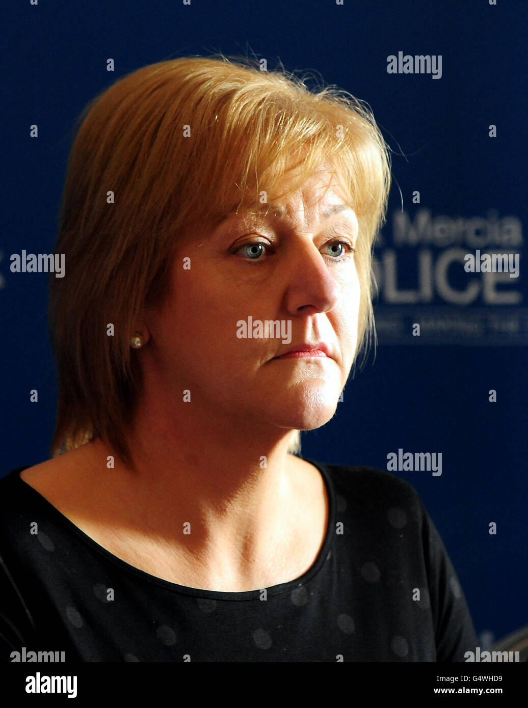 Hazel Costello, die Tochter des Mordopfers Betty Yates, 77, die am 4. Januar auf ihrem abgelegenen Grundstück in der Nähe von Bewdley, Worcestershire, gefunden wurde, spricht mit den Medien im Polizeihauptquartier von West Mercia, Hindlip Hall, Worcestershire, als sie heute um Hilfe appellierte, um ihren Mörder vor Gericht zu stellen. Stockfoto