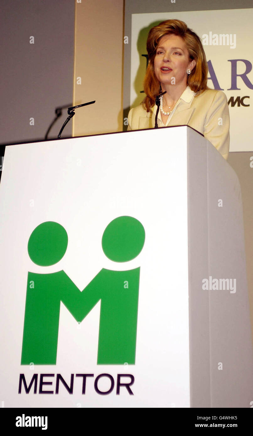 Königin Noor von Jordanien hielt eine Rede auf einem internationalen Drogenforum in London. Minister Mo Mowlam und Drogenzar Keith Hellawell haben auf einem internationalen Forum die Regierungsbilanz zur Bekämpfung des Drogenmissbrauchs verteidigt. * ..wo Fragen zur "stillen Pest des neuen Jahrtausends" diskutiert wurden. Die Konferenz, die offiziell von Königin Noor von Jordanien eröffnet wurde, hat Vertreter aus mehr als 50 Ländern angezogen, um die wirksamsten Methoden zur Bekämpfung des Drogenmissbrauchs zu diskutieren. Stockfoto
