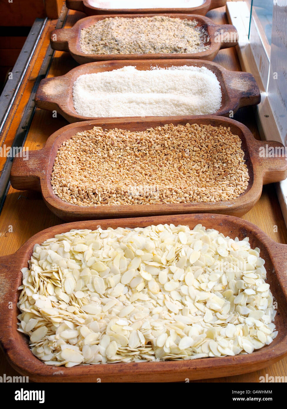 Füllung Zutaten für Kurtoskalacs, die spezifisch für Ungarisch sprechenden Regionen, auf die Straße Lebensmittelmarkt beliebtes Gebäck. Stockfoto