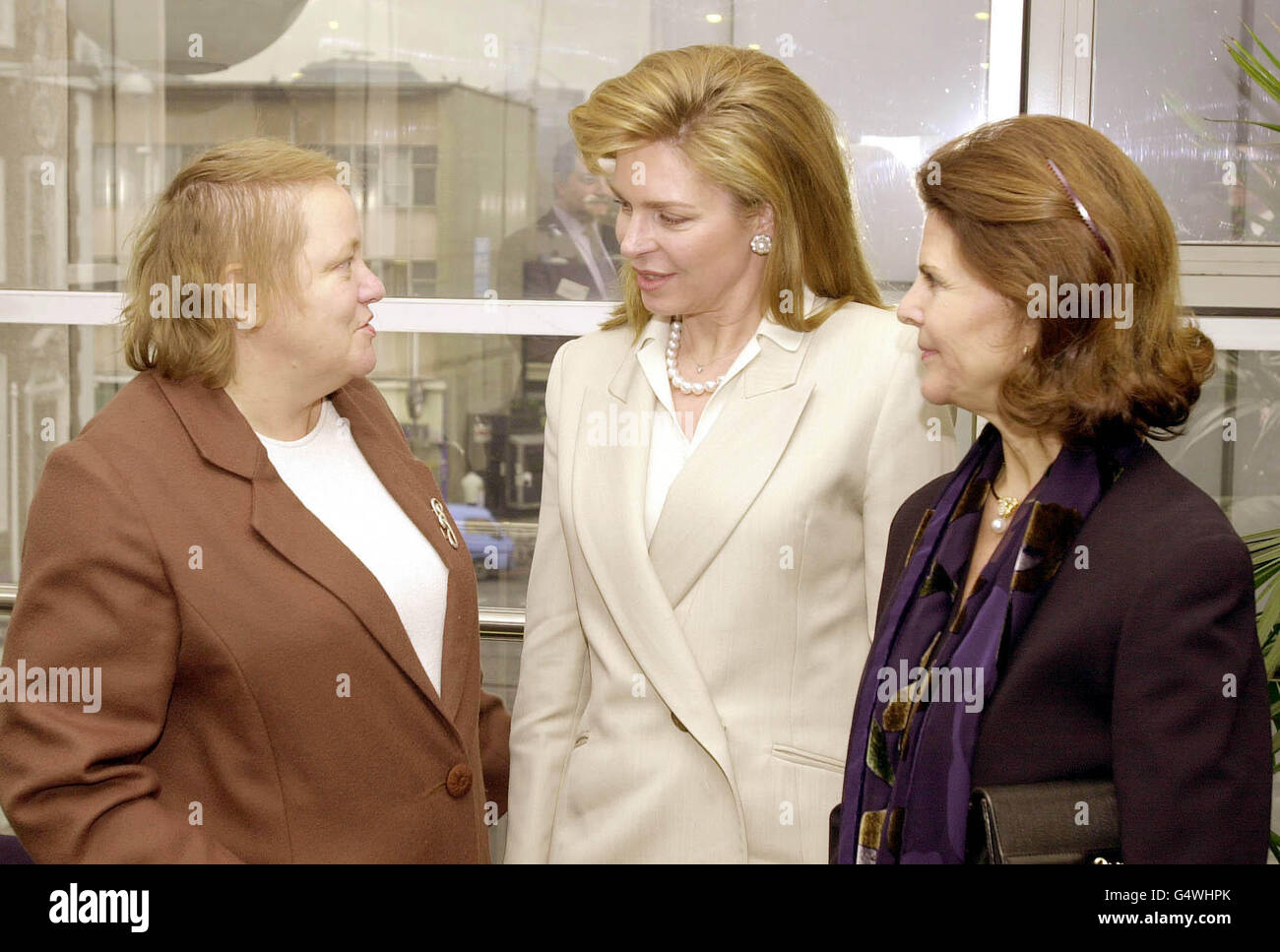 Minister Mo Mowlam (R) des Kabinetts spricht mit Königin Noor von Jordanien (C) und Königin Silvia von Schweden auf dem Internationalen Drogenforum. An der von der Mentor Foundation organisierten Veranstaltung nehmen über 50 Länder Teil. *.. Die wirksamsten Methoden zur Bekämpfung des Drogenmissbrauchs zu diskutieren. Stockfoto