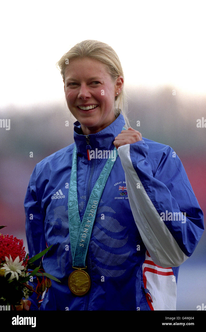 Olympische Spiele 2000 in Sydney - moderner Fünfkampf der Frauen. Stephanie Cook aus Großbritannien klatscht ihre Faust zum Feiern, nachdem sie ihre Goldmedaille erhalten hat. Stockfoto