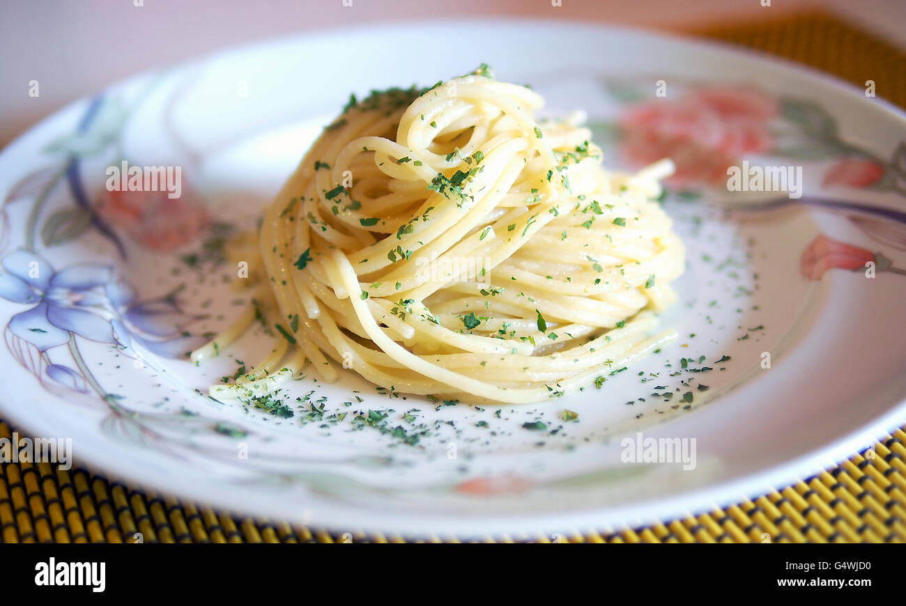 Spaghetti mit Petersilie, Ingwer und Knoblauch. Italienisches Rezept. Stockfoto