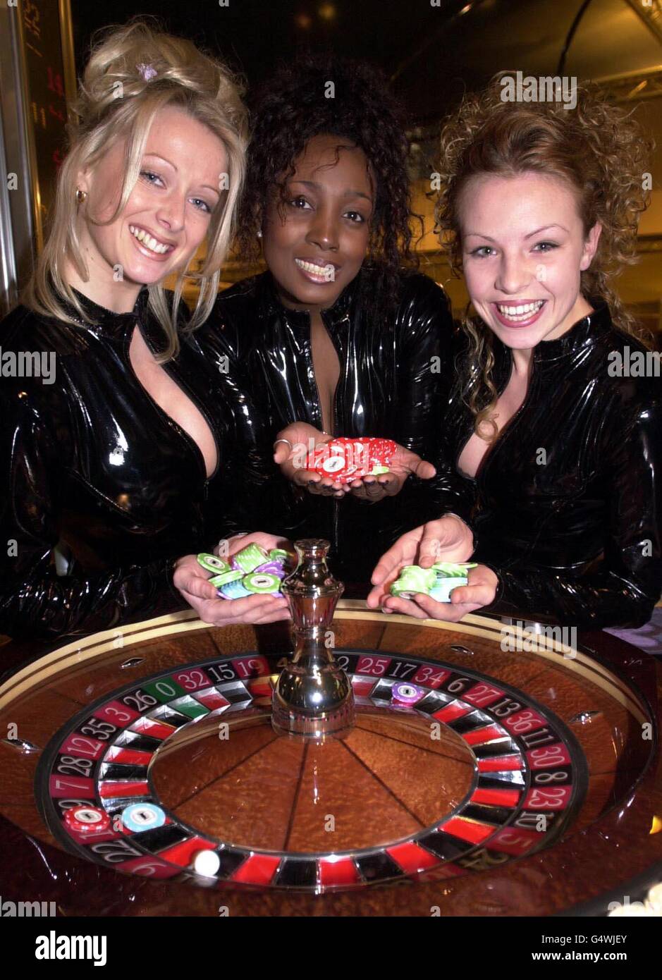Penthouse Pets (L-R) Vicky Thomas, Mischa Davenport und Gemma Jones versuchen ihr Glück beim Start von penthousecasino.com auf der International Casino Exhibition (ICE 2000) in London. Stockfoto