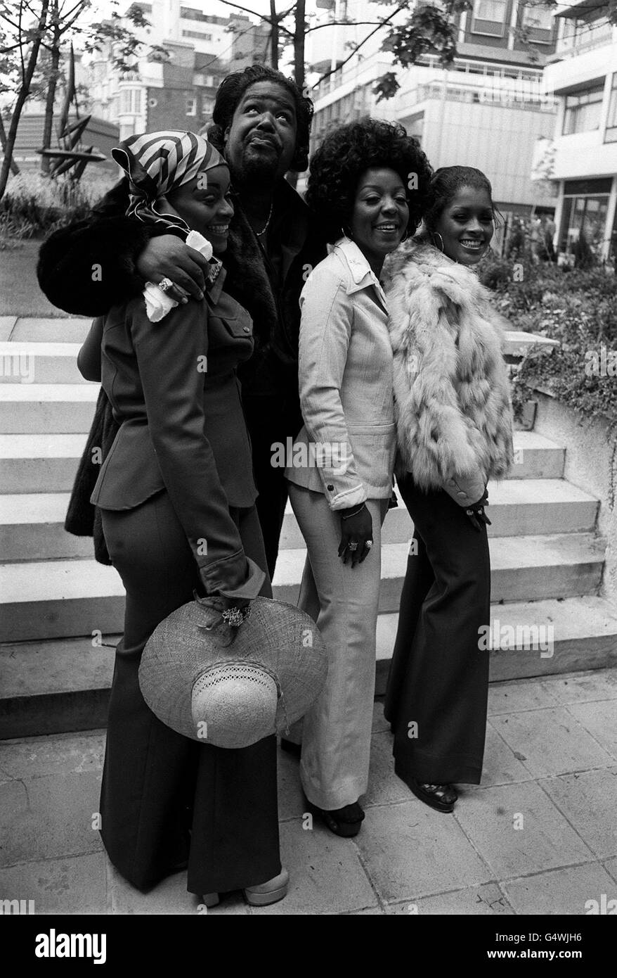 Der amerikanische Soul-Sänger Barry White (2. Links) und seine Frau Glodean (links) von der Love Unlimited Singing Group, zusammen mit zwei Mitgliedern dieser Band, während einer Fotozelle in London, um für seine britische Konzerttournee zu werben. Stockfoto