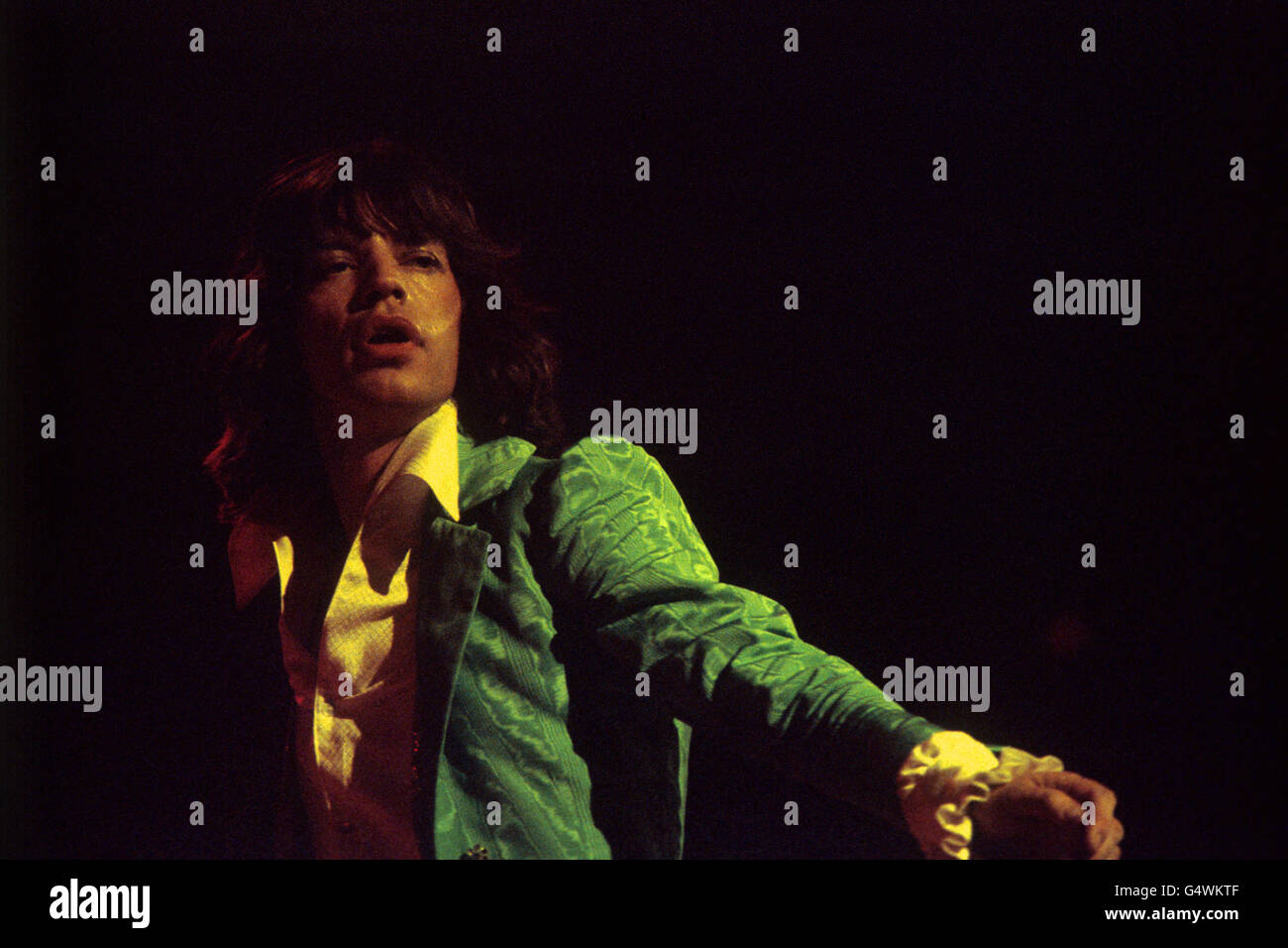 Mick Jagger, der Leadsänger bei den Rolling Stones, tritt mit der Band beim ersten Teil der Serie von London Concerts im Earl's Court auf. Stockfoto