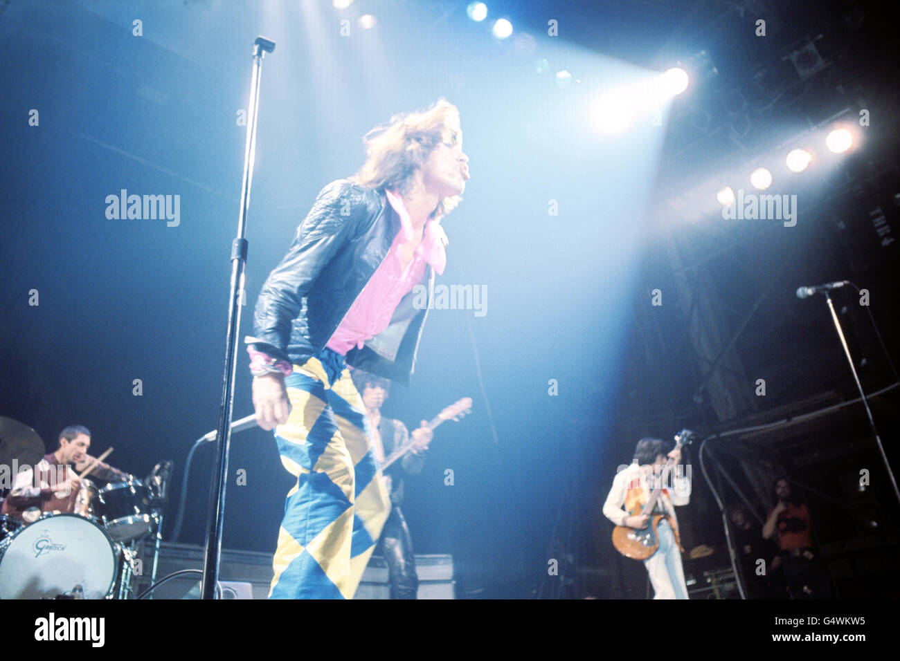 Mick Jagger, Charlie Watts (Schlagzeug) und Bill Wyman von den Rolling Stones auf der Bühne während des ersten britischen Konzerts ihrer Europa-Tour. Stockfoto