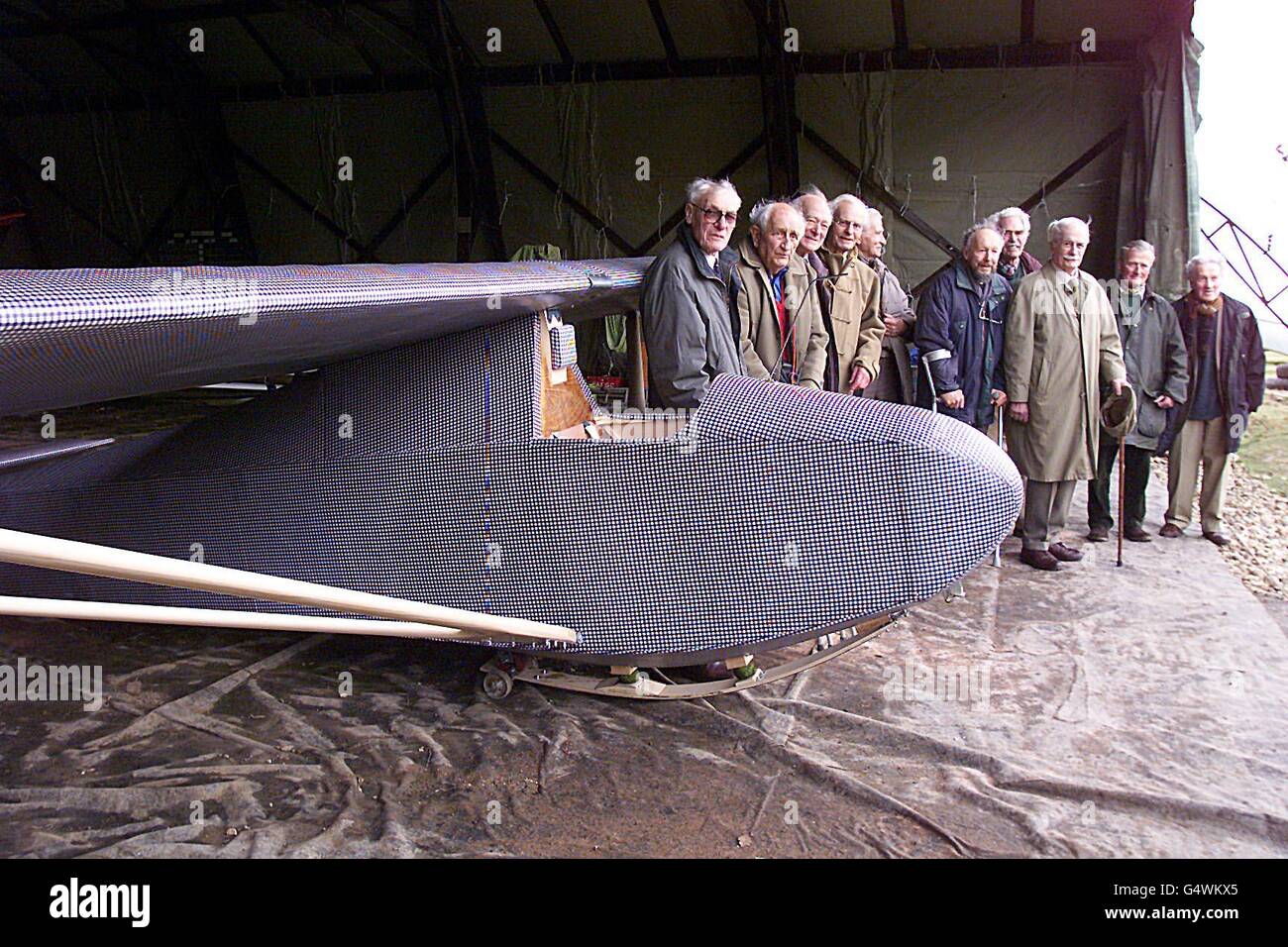 Ehemalige Colditz-Häftlinge in der RAF-Odiham-Basis in Hampshire. Kriegsgefangene im berüchtigten deutschen Burggefängnis bauten den originalen Segelflieger aus Dielen und Schlafsäcken für einen Fluchtversuch. * das Flugzeug kam nie in den Himmel, nachdem britische Fluchtoffiziere im April 1945 die Verspätung des Starts angeordnet hatten, falls die SS ein Massaker an den Fluchtflüchtlingen angeordnet hatte. Beide Segelflieger, Erbauer und ehemalige Häftlinge kamen am Flugstützpunkt zu einer Channel 4-Dokumentation zusammen. Stockfoto