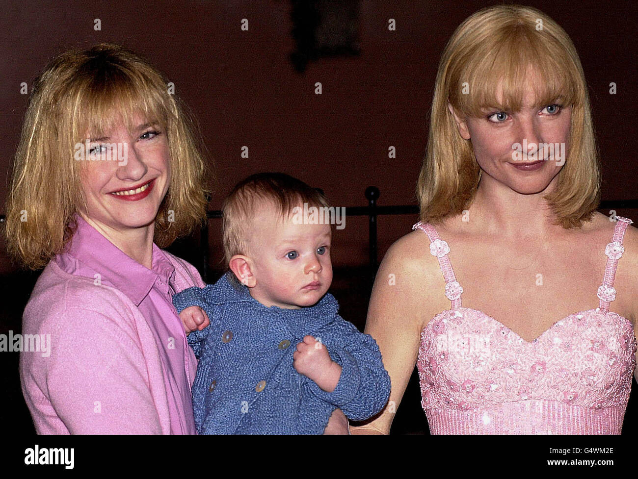Die Schauspielerin Jane Horrocks (L) und ihre neun Monate alte Tochter Molly in Madame Tussauds, London, während der Enthüllung ihres Wachsfigurenkabinetts, das in das Kleid gekleidet ist, das sie während ihrer Aufführung im Hollywood-Hit-Film "Little Voice" trug. Stockfoto