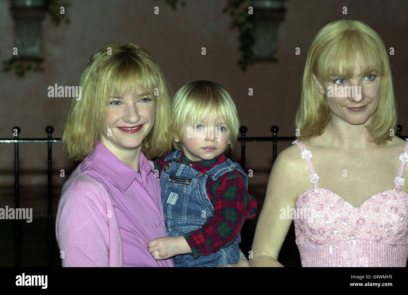 Die Schauspielerin Jane Horrocks (L) und ihr zweijähriger Sohn Dylan in Madame Tussauds, London, während der Enthüllung ihres Wachsfigurenkabinetts, das in das Kleid gekleidet ist, das sie während ihres Aufführens im Hollywood-Erfolgsfilm "Little Voice" trug. Stockfoto