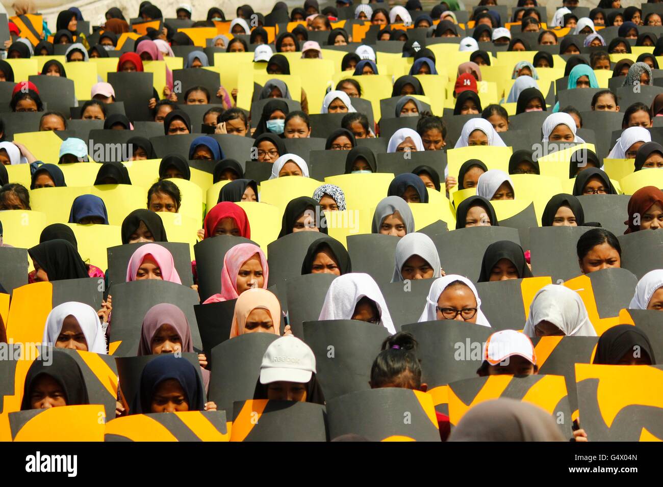 Ost-Jakarta, Indonesien. 24. April 2016. 6.600 Studenten tanzen freiwillig "Ratoh Jaroe" um den Rekord zu brechen, in Jakarta, Indonesien. Ratoh Jaroe ist einer der beliebtesten Tänze in Indonesien. Seine Herkunft ist aus der Aceh ethnische Gruppe aus der Provinz Aceh, Sumatra, und wird normalerweise durchgeführt, um wichtige Anlässe feiern. Der Tanz zeichnet sich durch seinen schnellen Rhythmus und gemeinsame Harmonie zwischen den Tänzern. © Risa Krisadhi/Pacific Press/Alamy Live-Nachrichten Stockfoto