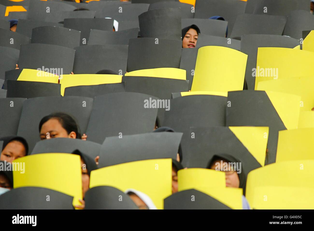 Ost-Jakarta, Indonesien. 24. April 2016. 6.600 Studenten tanzen freiwillig "Ratoh Jaroe" um den Rekord zu brechen, in Jakarta, Indonesien. Ratoh Jaroe ist einer der beliebtesten Tänze in Indonesien. Seine Herkunft ist aus der Aceh ethnische Gruppe aus der Provinz Aceh, Sumatra, und wird normalerweise durchgeführt, um wichtige Anlässe feiern. Der Tanz zeichnet sich durch seinen schnellen Rhythmus und gemeinsame Harmonie zwischen den Tänzern. © Risa Krisadhi/Pacific Press/Alamy Live-Nachrichten Stockfoto