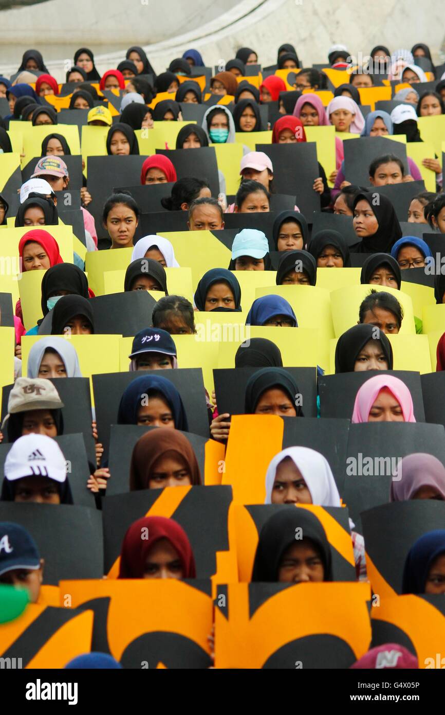 Ost-Jakarta, Indonesien. 24. April 2016. 6.600 Studenten tanzen freiwillig "Ratoh Jaroe" um den Rekord zu brechen, in Jakarta, Indonesien. Ratoh Jaroe ist einer der beliebtesten Tänze in Indonesien. Seine Herkunft ist aus der Aceh ethnische Gruppe aus der Provinz Aceh, Sumatra, und wird normalerweise durchgeführt, um wichtige Anlässe feiern. Der Tanz zeichnet sich durch seinen schnellen Rhythmus und gemeinsame Harmonie zwischen den Tänzern. © Risa Krisadhi/Pacific Press/Alamy Live-Nachrichten Stockfoto